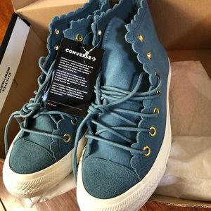 Converse Women Chuck Taylor  Suede Sneakers